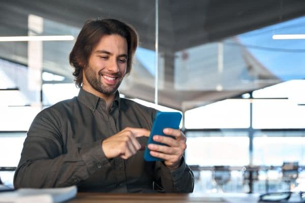 hombre haciendo trading desde celular.jpg