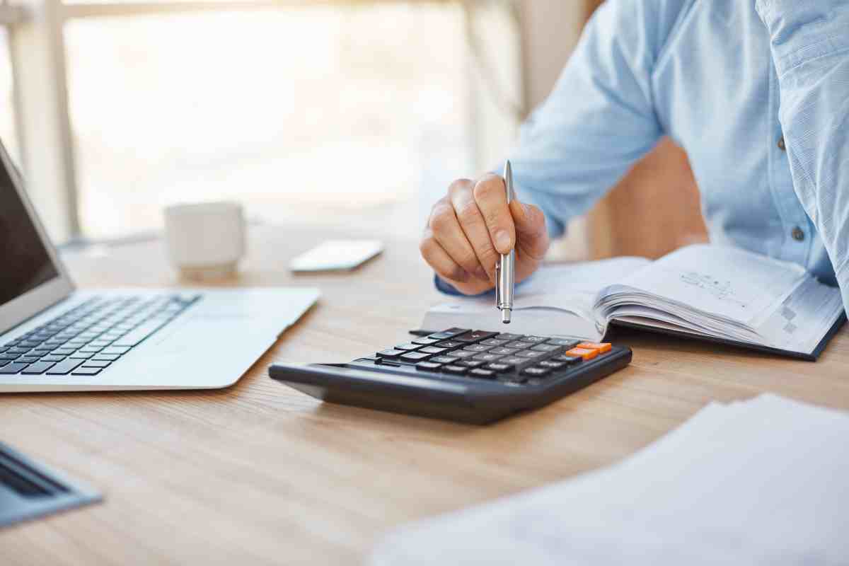 persona-usando-calculadora.jpg