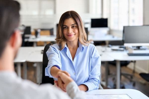 mujer brindando consultoria financiera.jpg