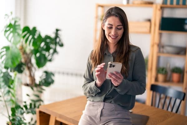 mujer invierte y ahorra desde su celular.jpg