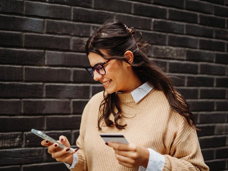mujer joven comprando por celular.jpg