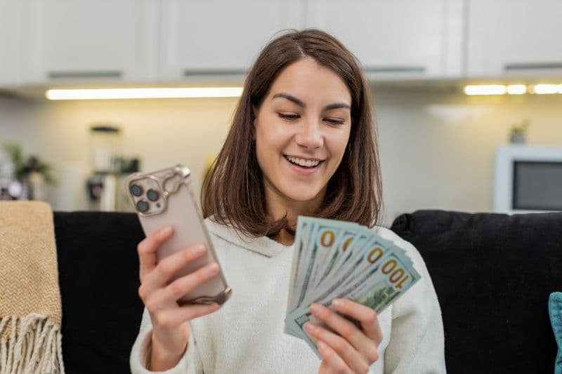 mujer joven invierte dolares (1).jpg